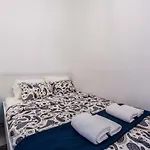 Santos Neighborhood Apartman *
